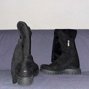 Tommy Hilfiger Long Boots, strl 37 - Tommy Hilfiger Long Boots (äkta) strl 37, använt de två gånger. Jag fick de i present för cirka 2-3 år sedan, de var lite för små för mig men jag trodde de skulle töja sig lite vilket de inte gjorde. 