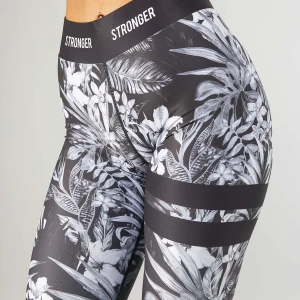Stronger Pompeii Tights/ leggings - Rikrigt fina och helt nya, lapp finns kvar!! Tyvärr för små för mig :( Men superskönt material och perfekta till gymmet eller träningen. Original priset är 799 kr!