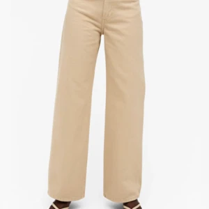 Jeans storlek 24 - Jag säljer nu mina Yoko jeans från Monki i storlek 24 för att dom inte riktigt kommer till användning. Jag är ungefär 162cm lång och som går precis ner till hälen!✨🥰  dom är avklippta så dom passar till min längd. Budet ligger nu på 200kr med frakt. Frakten kostar 63kr!