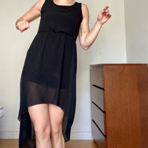 Svart klänning - Svart klänning som är lite längre baktill. Storlek S.  👗 5 plagg för 200 👗 