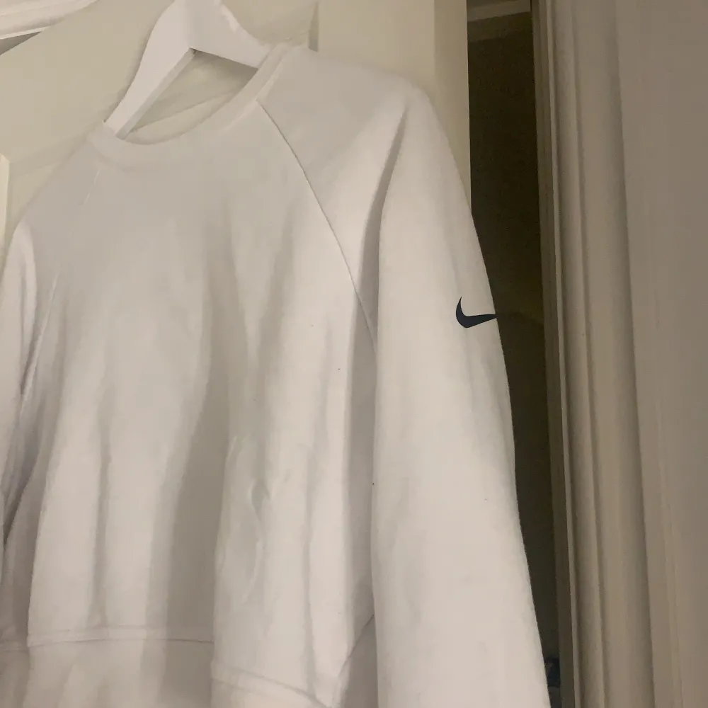 Sweatshirt från Nike storlek S, vit med ”tryck” i tyget där det står just. Do it. Nike märket i svart tryck på vänster arm. Använd fåtal gånger. Hoodies.