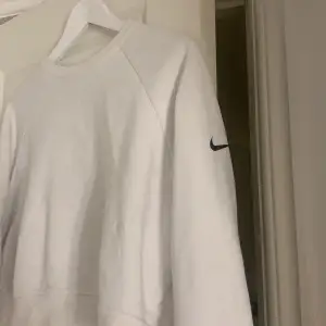 Sweatshirt från Nike storlek S, vit med ”tryck” i tyget där det står just. Do it. Nike märket i svart tryck på vänster arm. Använd fåtal gånger