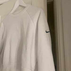 Nike  - Sweatshirt från Nike storlek S, vit med ”tryck” i tyget där det står just. Do it. Nike märket i svart tryck på vänster arm. Använd fåtal gånger