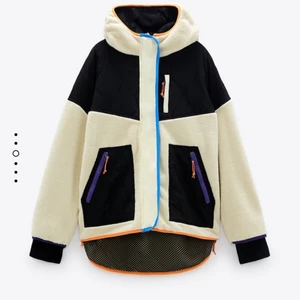 Zara jacka - Helt oanvänd jacka från Zara, verkligen jättecool! Köptes för 699kr men glömde att returnera i tid🤡 