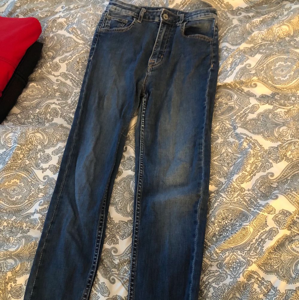 Blåa Jeans från märket Crocker. Köpt för 899 kr. Säljer då det inte är min stil längre!  Storlek 27/30.. Jeans & Byxor.