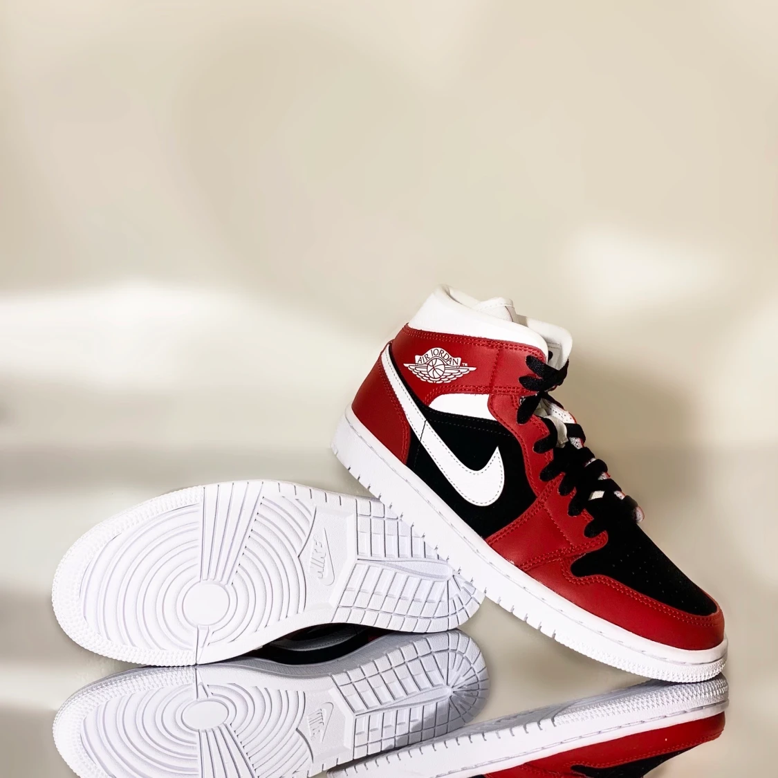 Jordan 1 Mid gym red 