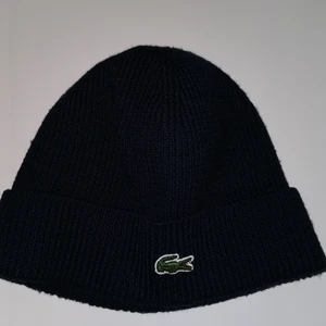 Lacoste mössa - Säljer en mössa från Lacoste som är knappt använd. Mössan är One Size och i väldigt bra skick. Skriv om intresserad. 