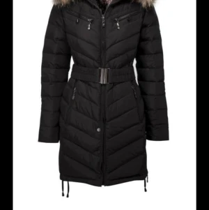 Davos hollies jacka stl 36 - Har användt denna javka i en vinter och den är andvänd sparsamt ny pris:4990 