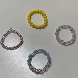 Säljer handgjorda ringar, de flesta i elastisktråd så de passar många!💜 limmade för extra hållbarhet🦋 Frakt +11kr💛 
