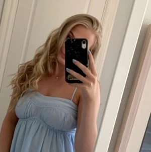 Stylish klänning  - En jättefin ljusblå klänning från nakd i storlek s. Använd en gång, den är i så fint skick. 