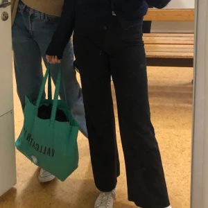 Svarta kostymbyxor - Skitsnygga klassiska Svarta kostymbyxor från mango, som tyvär blivit för korta. Köparen står för frakt😊