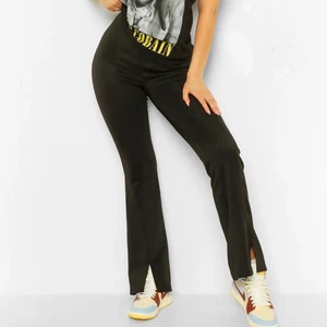 Leggings med slits - Säljer dessa helt oanvända leggings som är sjukt sköna från boohoo. Säljer för de tyvärr är för stora på mig så behöver sälja de vidare! Skicka om ni vill ha fler bilder. Frakt tillkommer🥰