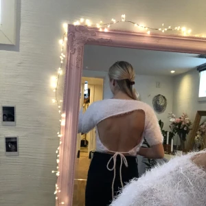 Lurvig tröja - Säljer denna superfina tröjan med öppen rygg från Hanna Schönbergs kollektion med NAKD. Strl XL men skulle säga att den passar alla mellan S och XL.  Frakt tillkommer 