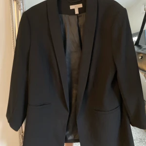 Svart kavaj - Clean och oversized kavaj men har tyvärr inte fått så mycket användning av den