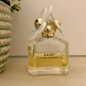 Halv Marc Jacobs Daisy Parfym - En äkta Marc Jacobs parfym! Bara halva flaskan kvar men använder den inte riktigt så därför säljer jag den :) har inget kvitto då de va en present. Kan skickas! 