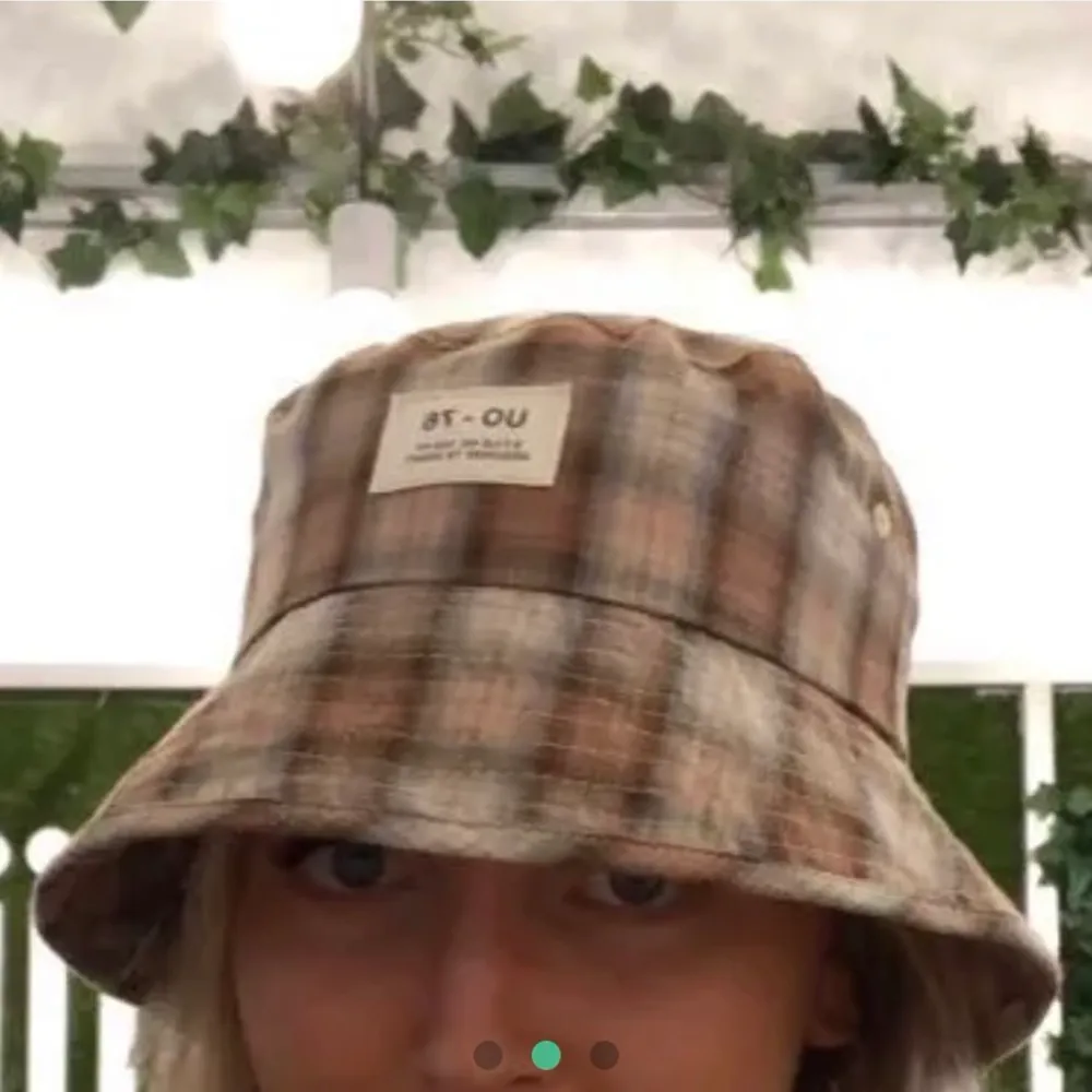 Jättesnygg buckethat från Urban outfitters, jättebra skick! Köptes för ca 300kr och är som ny 💖 . Accessoarer.