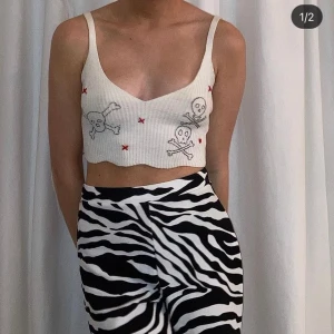 X and skull linne☠️❌ - linne med garn kors och handmålade dödskallar med textilpenna! skapad utav begagnat linne!❌☠️❤️ frakt: 63kr spårbart