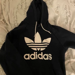 Adidas hoddie - Super fin adidas hoddie som knappt är använd, det är mörk mörk blå och super skön! Pris kan alltid diskuteras!