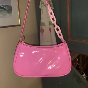 Rosa väska med kedja - Säljer denna fina väska som tyvärr inte kommer till användning! Använd max 2 ggr och sjukt ball💗💕💘