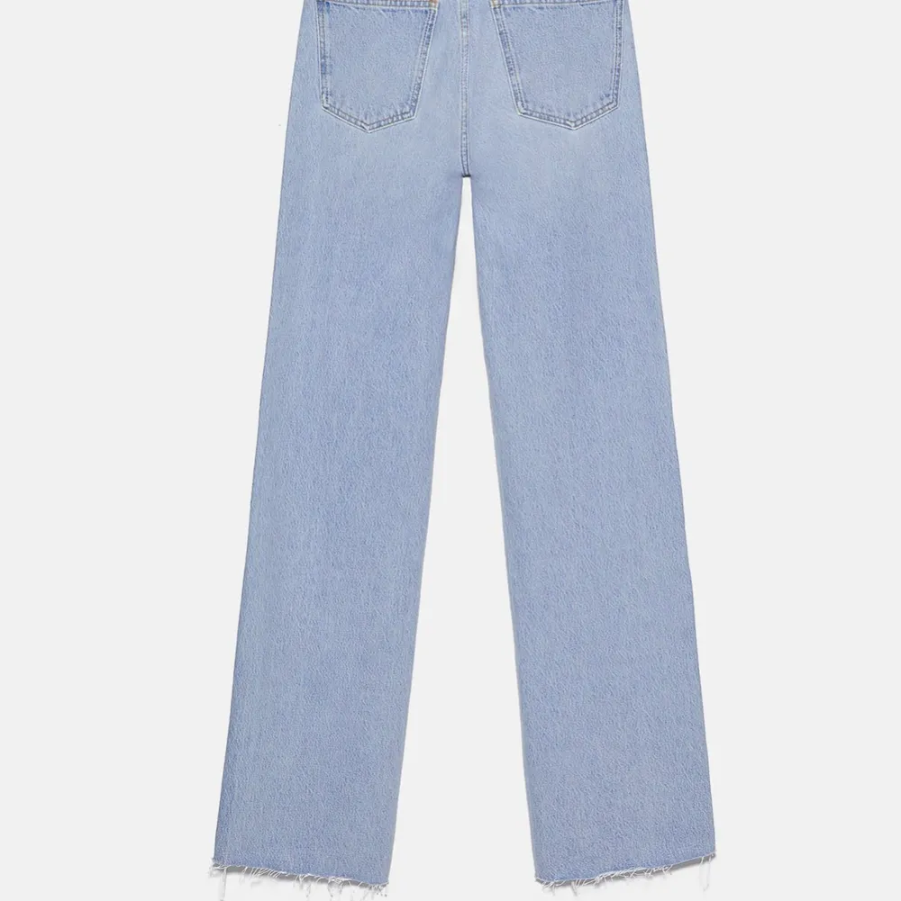 Säljer dessa skit snygga jeans från zara som är slutsålda 🤍 med slitningar där nere, hög midjade och lite längre så dom går över skorna. Buda från 200kr!!. Jeans & Byxor.