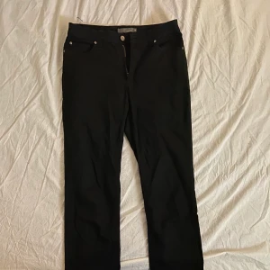 Svarta kostymbyxor - Svarta stilrena kostymbyxor. Märket är Mingel. Storleken är 38. 