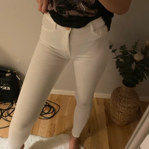 Vita jeans - Aldrig använda, bra material, inte genomskinliga, HÖGMIDJADE (säljer även lågmidjade)