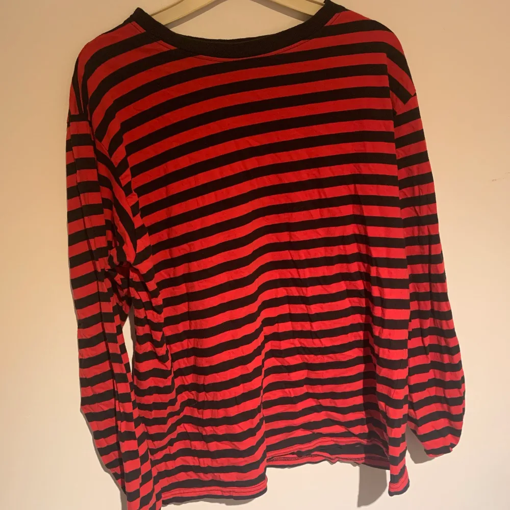 Långärmad röd och svart randig tröja, i väldigt bra skick. 🌛 köparen står för frakt. Tröjor & Koftor.