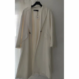 Jättefin kappa från Zara - En jättefin och trendig kappa från Zara. Aldrig använd då den är lite för lång för mig. Köparen står för frakten!