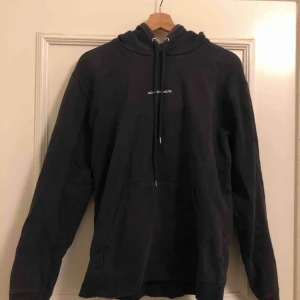Svart hoodie - No nationality-hoodie i small kille ungefär (står ingen storlek i) jag hade den iallafall när jag var 14-15 typ. Materialet är inte jättetjockt men skicket är bra, kanske lite utvättad. Tror den kostade runt 1000 ny.