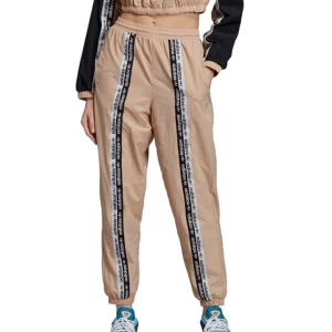 Trackpants⚡️💛 - Säljer dessa asballa adidas byxorna! Väldigt sparsamt använda och hur snygga och sköna som helst🤍🤍  Passar 34-38 då det är resår i midjan som man kan dra åt så mycket man vill! Köptes för 699