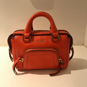 DKNY väska  - Liten dkny väska! I orange! 