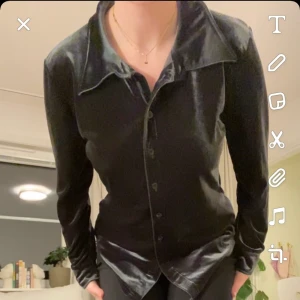 MÖRKGRÅ SKJORTA/BLUS I SAMMET - Jättefint skick.