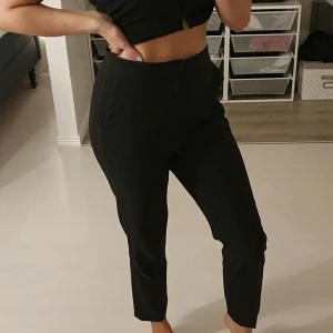 Kostymbyxor  - Svarta kostymbyxor från gina, helt oanvända. Svinsnygga och hur sköna som helst (råkade köpa för stora annars hade de varit mina favoriter!)