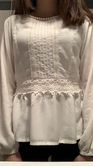 Vit blus  - Storlek 158 (passar troligtvis för dig med st XS) Bra skick, endast använd 1 eller 2 gånger. Köpptes för ca 2 år sedan för en skolavslutning 