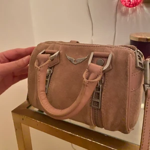 Liten zadig väska - Mycket väl använd minsta modell av zadig väska! Så sjuuukt fin och gullig och färgen passar till det mesta. Den är lite smutsig (se bild 3) men endast på baksidan så det syns knappt och ska försöka ta bort de! Annars är den i bra skick. Köpt för 3000+