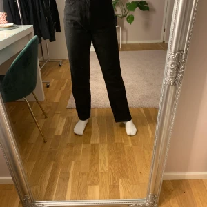 Jeans straight  - Säljer mina helt nya svarta jeans från monki i modellen taiki straight leg. De är i storlek w27 och är perfekt längd på mig som är 165 cm! I nypris kostar de 400 kr och mitt pris är 150 kr + frakt💓💓