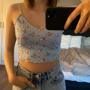 Linne - Gulligt linne! Perfekt sommarlinne. Knappt använd, jättefint skick! Frakt tillkommer💜