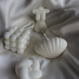 LighrRight handgjorda ljus - Handgjorde ljus tillverkade av återfunnet stearin. Finns att köpa på lightright.uf på Instagram. Där finns det möjlighet att själv välja modell,färg och doft. 119kr/st