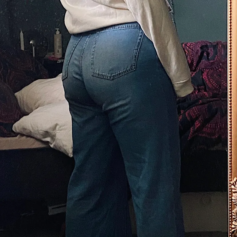 Ett par sjukt snygga raka långa jeans från lindex🤩🤩 dock kommer dom inte till användning hos mig då jag har föör många raka långa jeans! Frakt tillkommer 💗🥺. Jeans & Byxor.