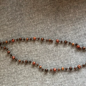 Nytt halsband  - Superfint långt handgjort halsband (nytt)🍂 •Pris: 54 kr •Från Afrika 🦒 •Aldrig använt   🚭Djurfritt och rökfritt hem 📬Kan skickas mot fraktkostnad(11 kr)