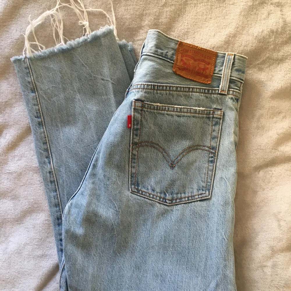 (Då många är intresserade ber jag er lägga bud från 150kr, budgivningen slutar onsdag 25/11) Supersnygga ljusa jeans från levis, köpta här på plick. De är snyggt klippta i slutet av benen, går till ankeln på mig som är ca 160 lång. Frakt ligger omkring 90kr. Jeans & Byxor.