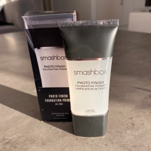 SMASHBOX PRIMER - Smashbox photofinish foundation primer. Helt oöppnad och en primer i världsklass!! Håller sminket snyggt hela dagen och kvällen. Nypris: 310 kr. Mitt pris: 150!!