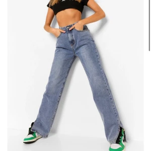 Slitade jeans - Slitade jeans, säljes då dem är för långa. Är 1.65 hade passat en som är 1.68 & uppåt.  Pris kan diskuteras