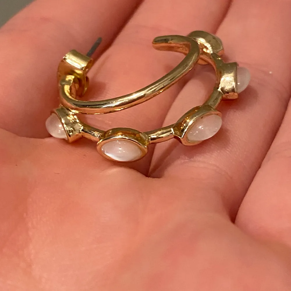 Fina örhängen med matchande ring. Ring använd enstaka gång men örhängena är oanvända!💕. Accessoarer.