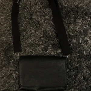 Axelväska  - Super praktisk och snygg väska i svart läder. Bandet går att byta vilket är super kul. Och väskan passar till ALLT. Priset går att diskutera och skriv för mer bilder 🌻🌻🌻