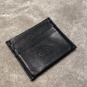 Korthållare - Svart läder korthållare från longchamp, äkta! Får plats med 6 kort plus ett stort fack i mitten där man kan lägga kontanter/kvitton etc! Jättefint skick! Frakten kostar 11kr