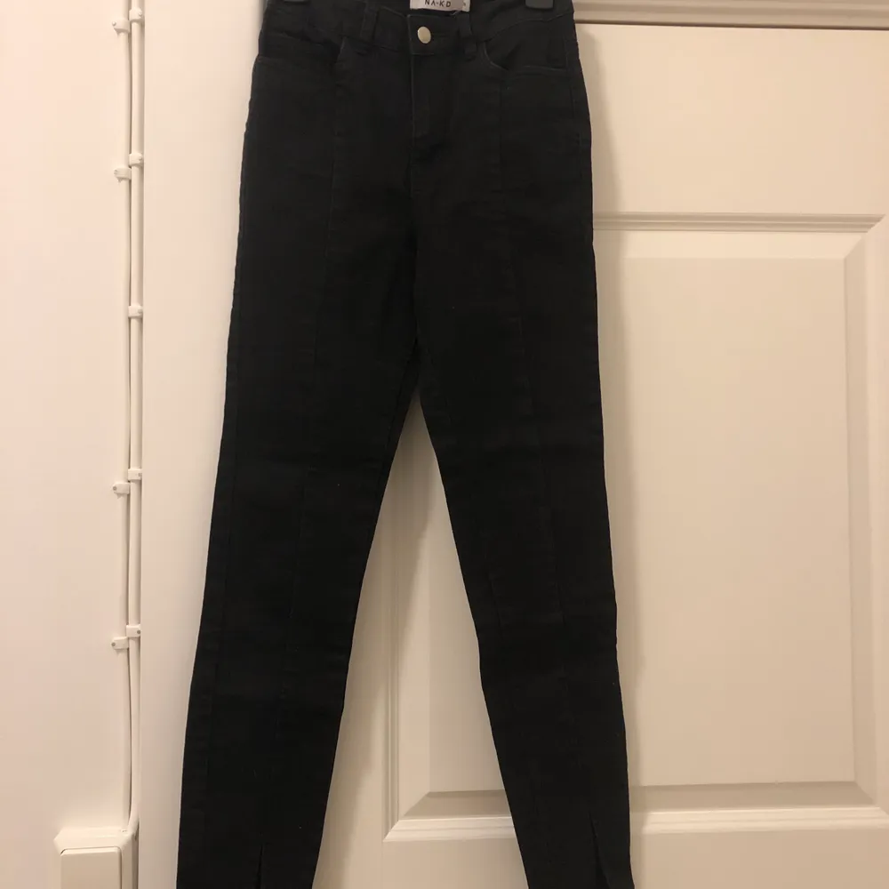 Svarta jeans med slits från NAKD i strl 32. Superfina men för små för mig. Säljs nu för 80kr+frakt💕. Jeans & Byxor.