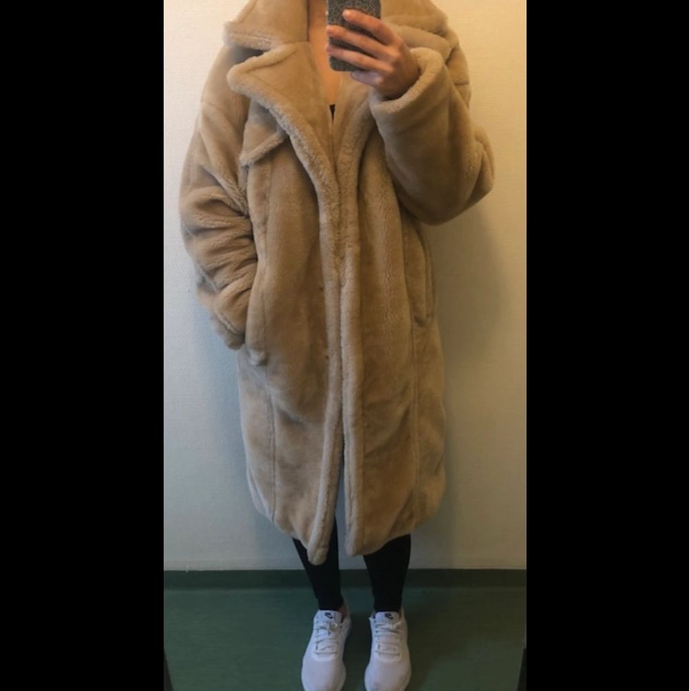 Mysig beige kappa i fuskpäls från Nakd. Är slutsåld på hemsidan. Varm, mjuk och jättefin! Mycket bra skick, som ny! Stl 34 men väldigt rymlig, passar även en 36a och eventuellt en liten 38a (jag har vanligtvis 36). Kan mötas upp i Sthlm, alternativt frakta mot avgift. Köpt för 899 kr. . Jackor.
