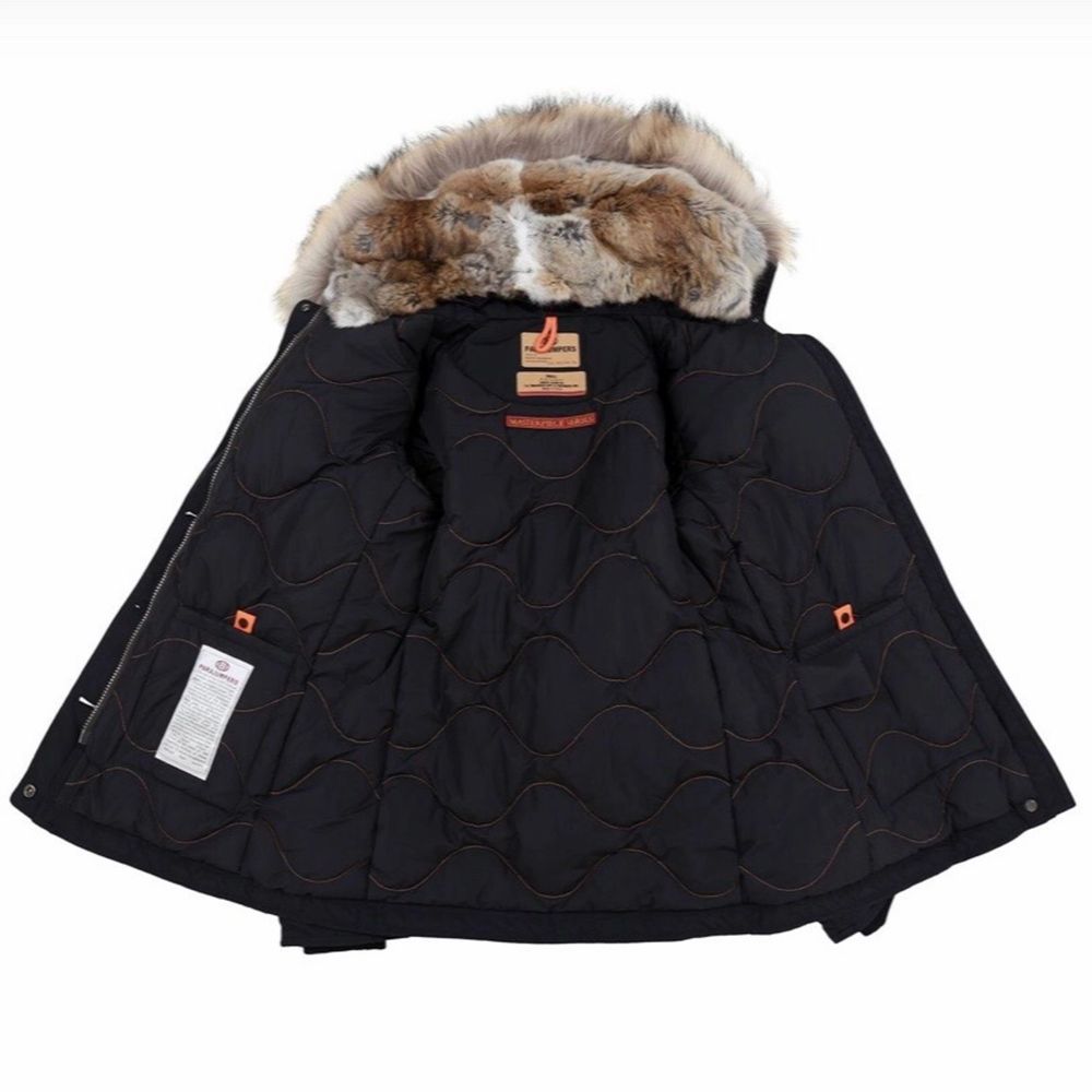 Säljer min äkta Parajumpers Doris jacka med äkta päls. Storlek L, men passar även M. Använd en vinter för två år sedan, efter det knappt använd. Är i fint skick. Köpt på Länna Sport för 9299kr, har dock tyvärr inget kvitto kvar då den köptes 2018. Hör av er för fler bilder på jackan.. Jackor.
