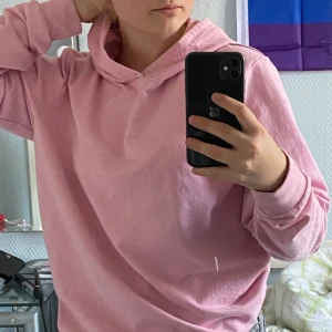 Rosa Hoodie💕 - Säljer denna rosa hoodie då den inte kommer till användning längre💖 du betalar frakten📦 strl S men skulle säga M eftersom att den är ganska oversized💕